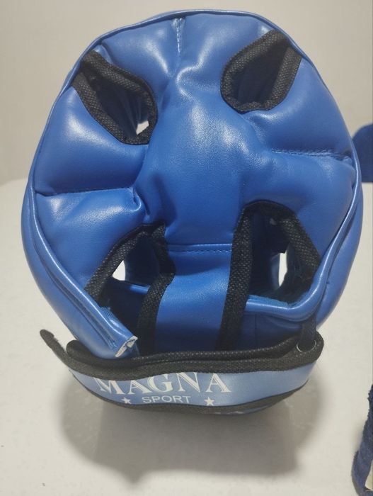 Боксёрский шлем, и два боксёрских бинта.