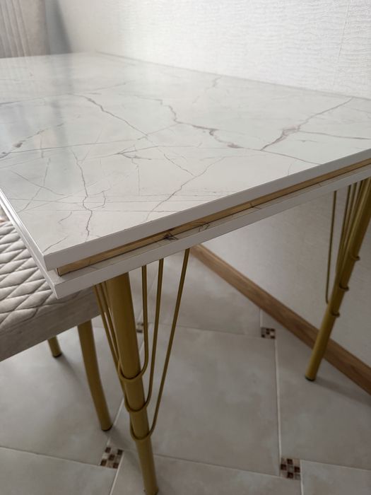 Продам кухонный стол со стульями