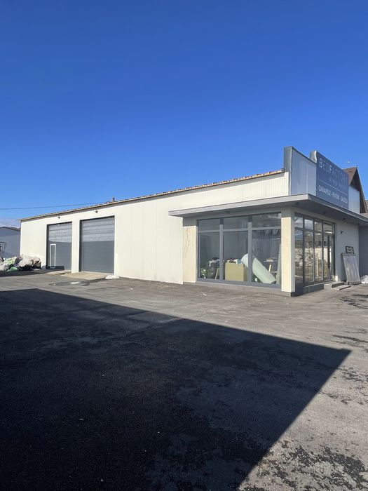 Inchiriez hala cu birou ,shorum la dn 17 Unirea