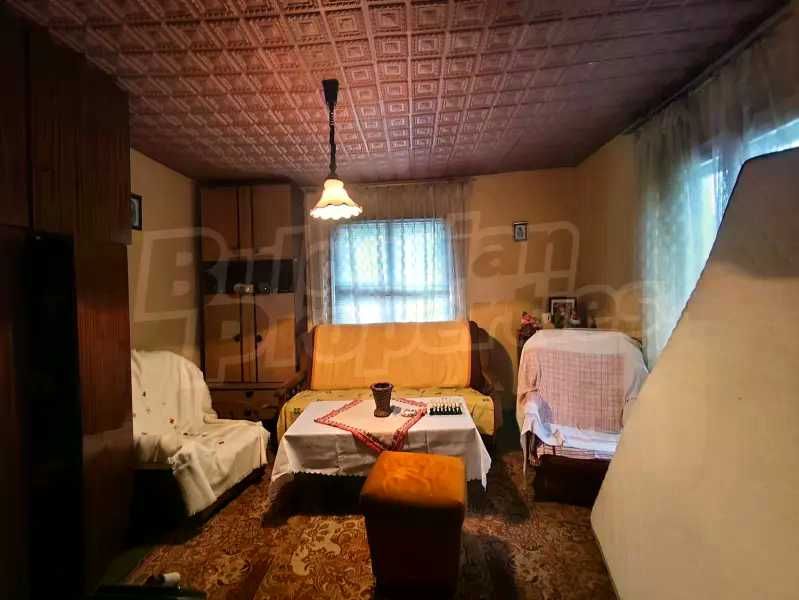 Продавам къща с двор