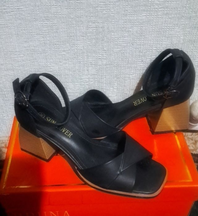 Ayollar uchun ochiq tufli 36 razmer, qulay