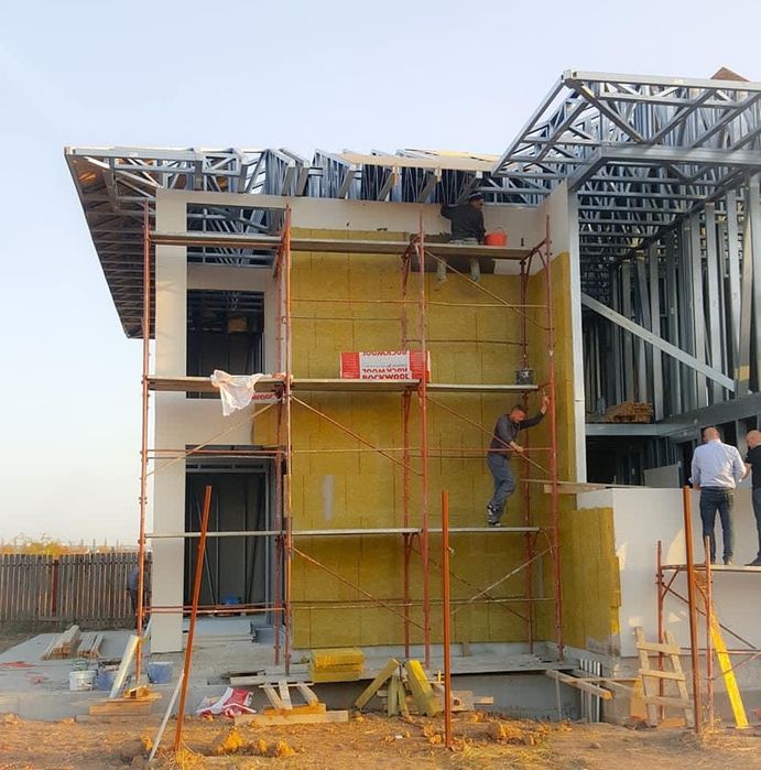 Firma de constructii executa case la rosu /case la cheie