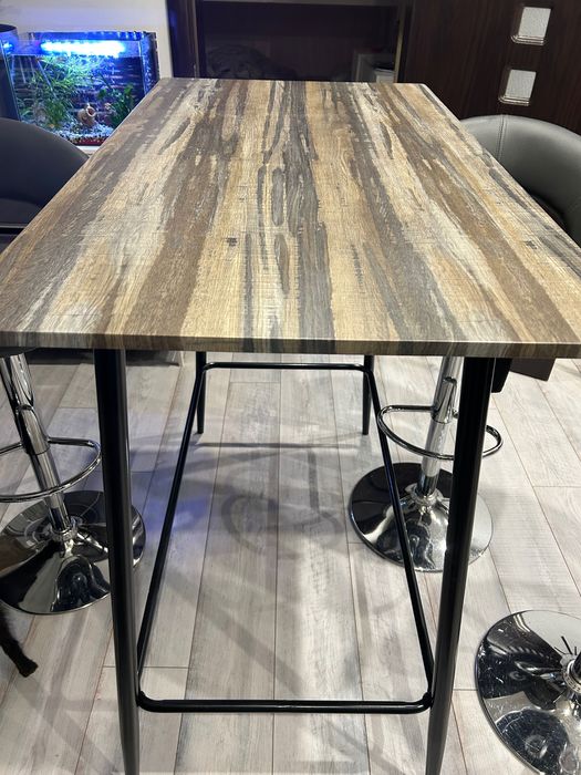 Маса с четири стола