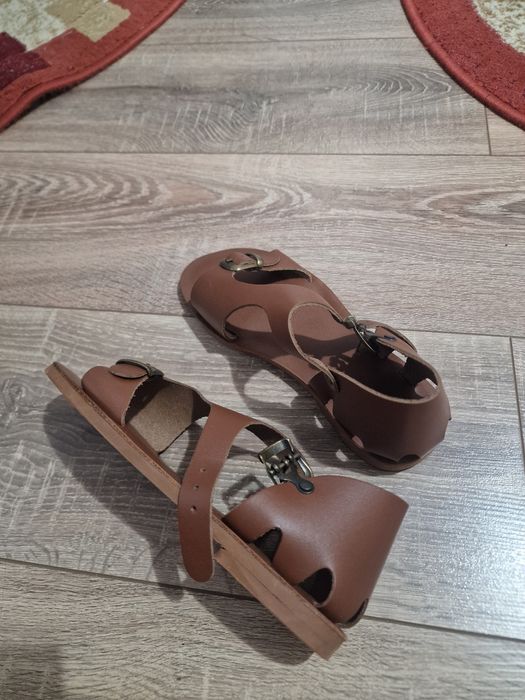 Vand sandale sex F, mărimea 36 din piele.