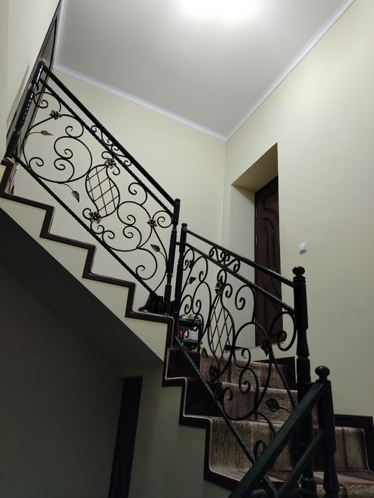 Srochna uy sotiladi Qibray Chinobod gilam bozor.