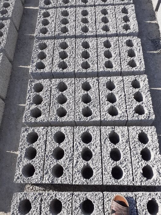 Шлакаблоктар бар.