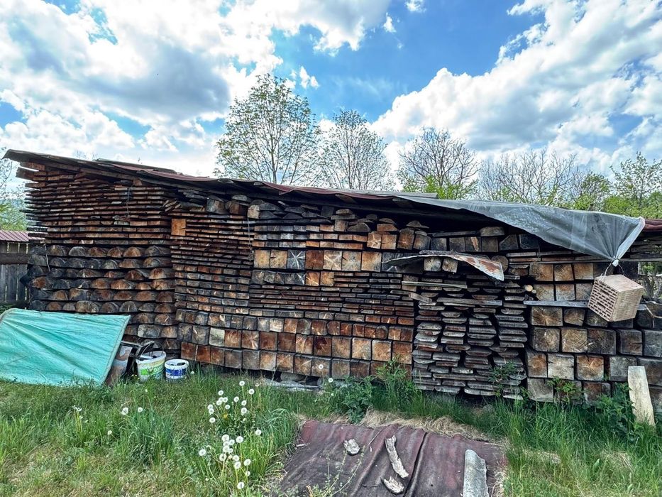 Lemn de construcție casa/cabana uscat - stivuit și acoperit