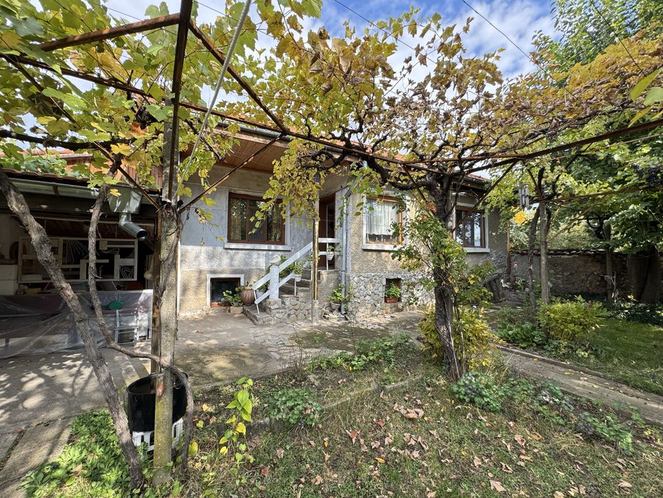 Продава къща в с. Долно Сахране, общ. Павел баня