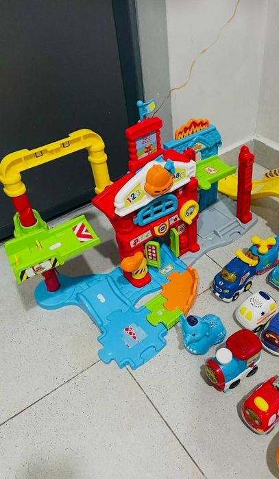 Statie de pomieri Vtech + 20 masinute si parcare
