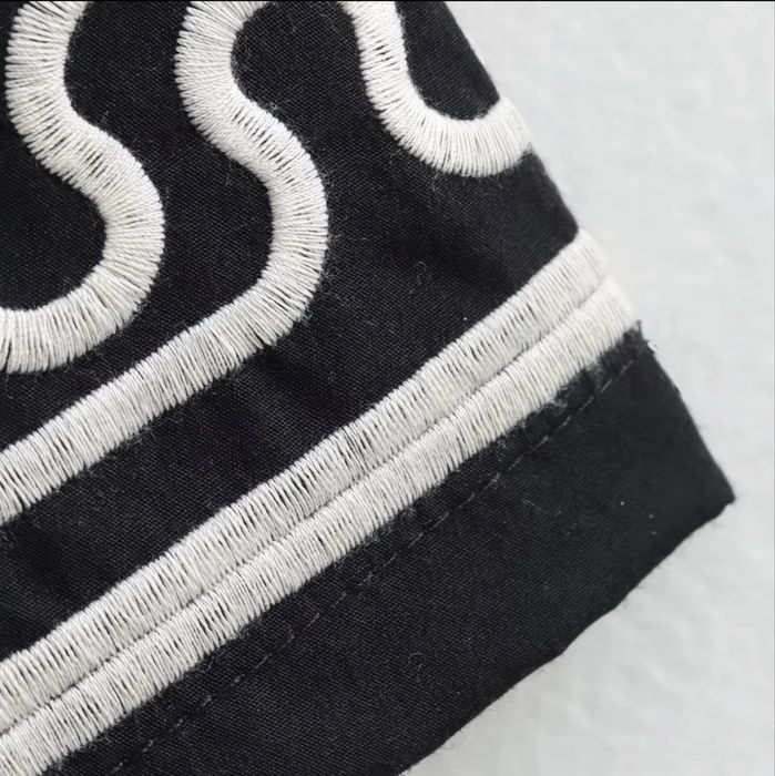 Черное плятье с цветочным принтом