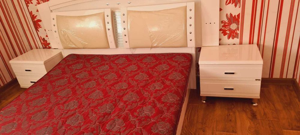 Продается кровать с тумбочками