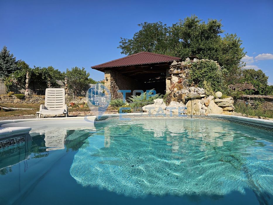 Двуетажна къща на груб строеж с втора къща и басейн с панорама в село