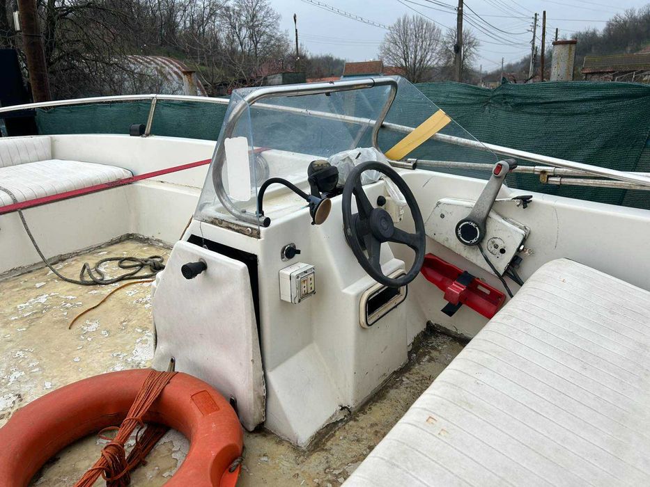лодка 4,20м с двигател 40 к.с. evinrude 737 с нерегистриран колесар