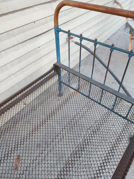 Железная кровать