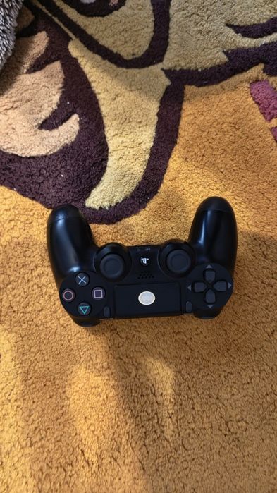 Ps4 slim 825 gb storage с 2 джойстика и 4 игри