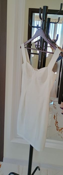 Бяла рокля за повод