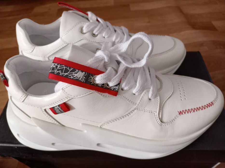 Продам белые кожаные кроссовки