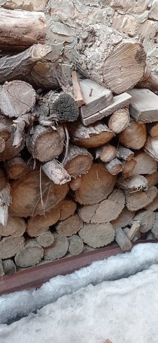 Дрова карогач сухие напилиные .