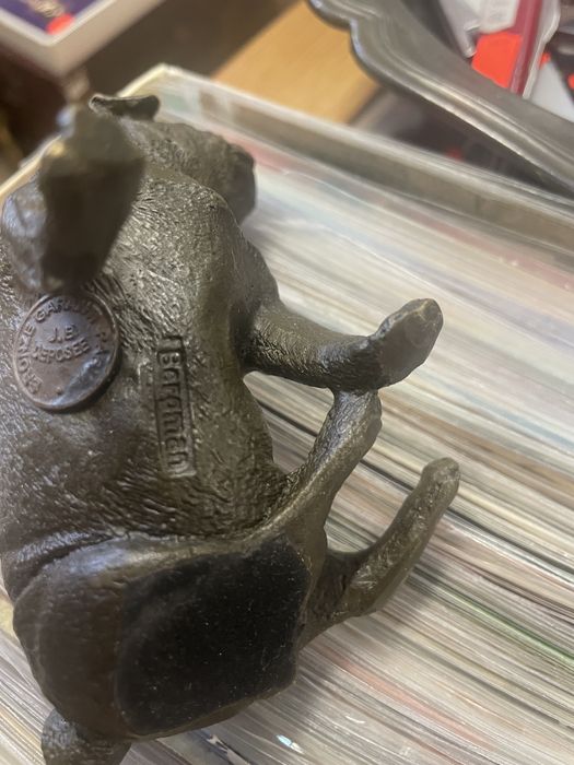 Бронзова миниатура куче мопс