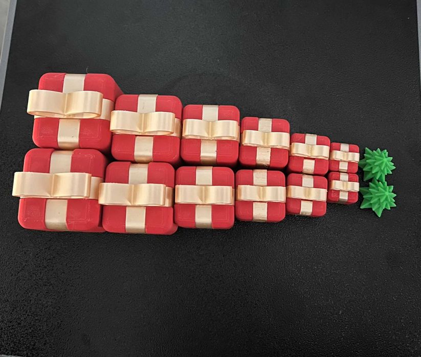 Set mini decorațiuni: 20 brăduți + 10 cadouri – personalizabile