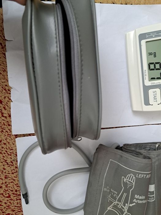 Tensiometru AEG cu husa de piele