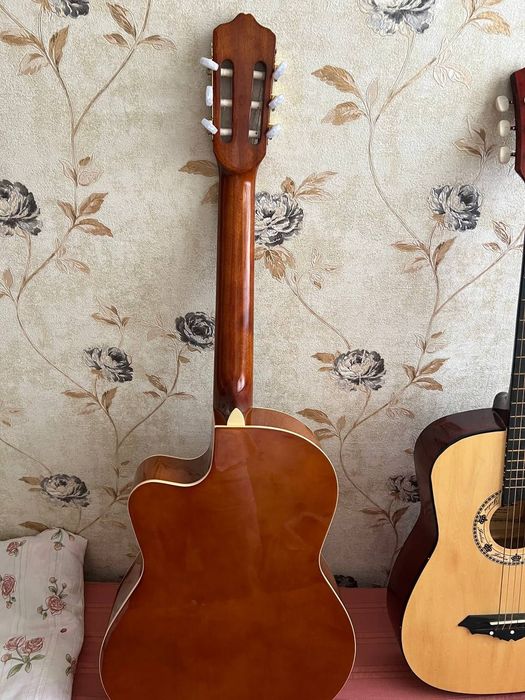 Gitara sotiladi sumkasi bor yonidagi ham sotiladi