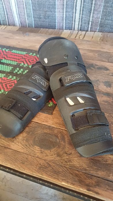 Комплект каска и наколенки за пистов мотор