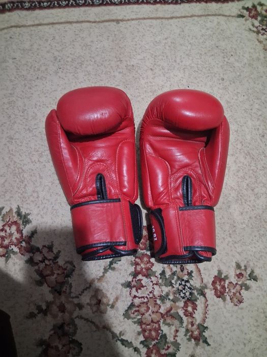 Продам перчатки и шлем