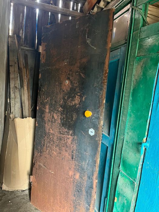 железная дверь.   .