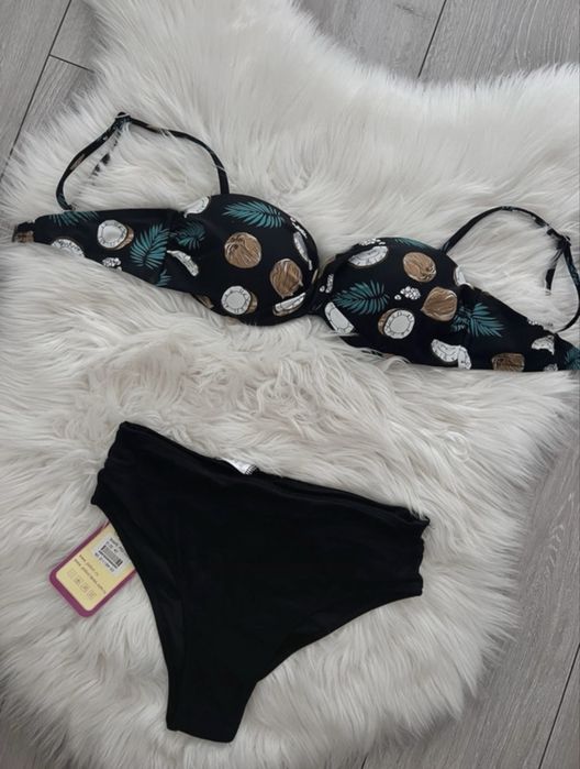 Costum de baie frumos cu nuci de cocos