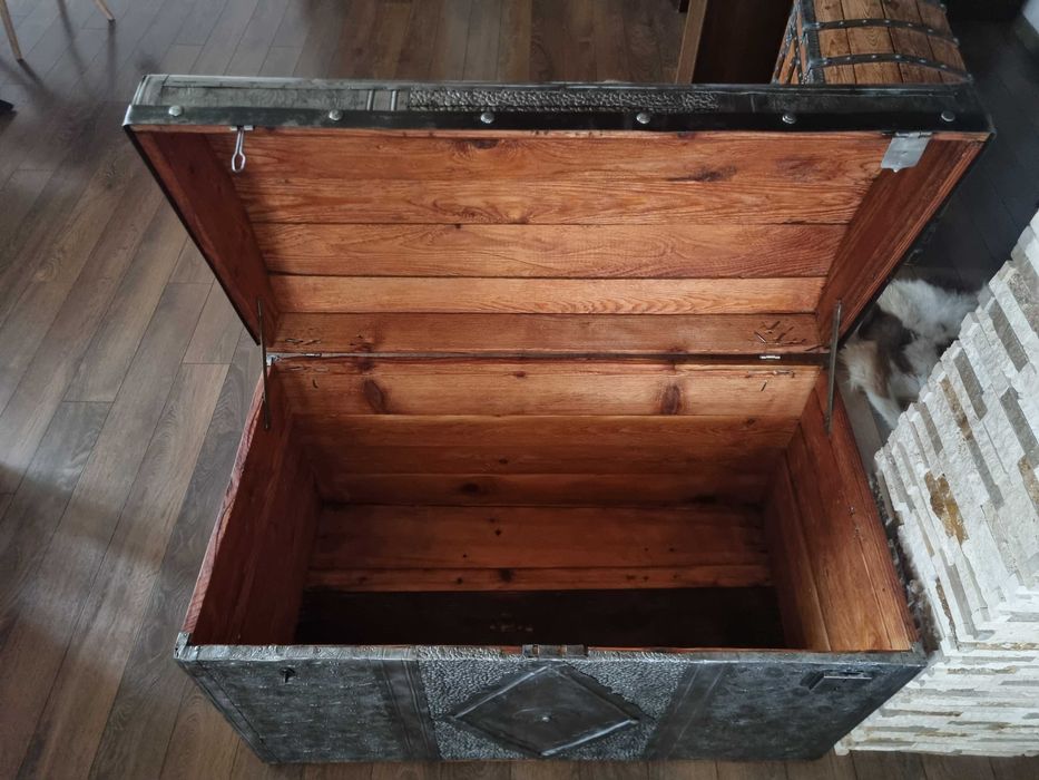 Стар дървен сандък/ракла/скрин