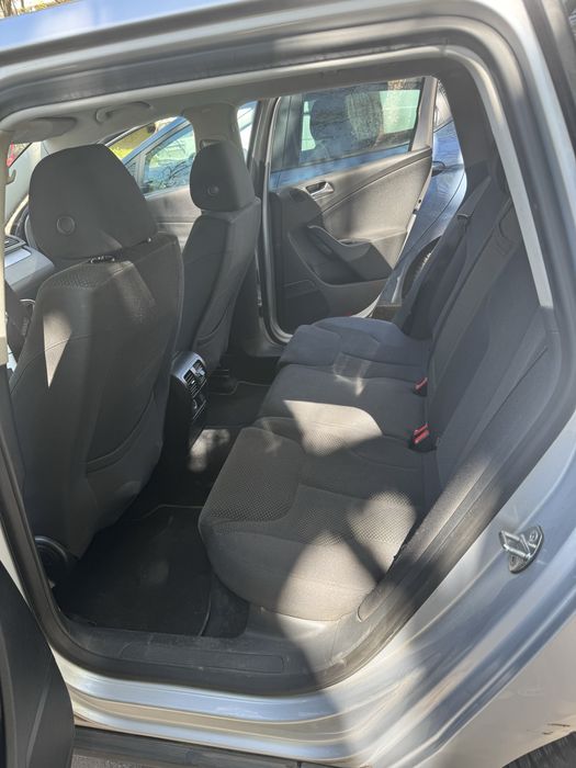 VW Pasat комби -напълно обслужена и с платени преглед , гражданска и винетка