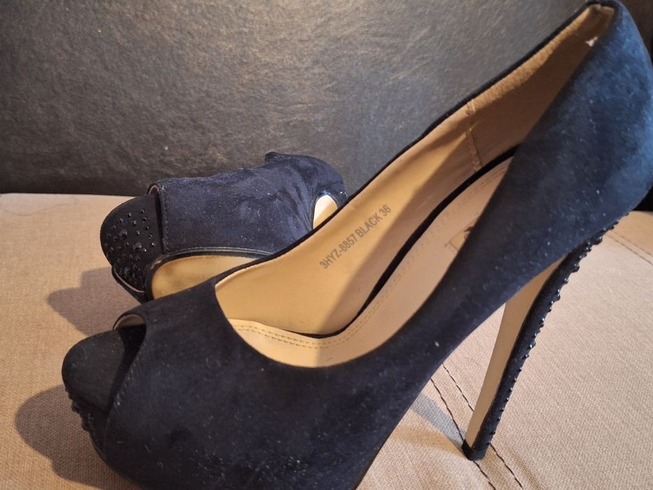 Елегантни дамски обувки с висок ток.