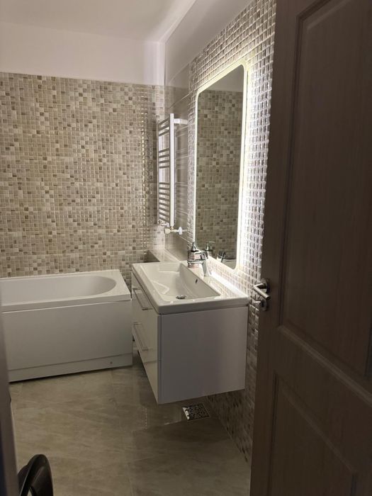 Persoana fizica inchiriez garsoniera spatioasa in complexul Fiald.