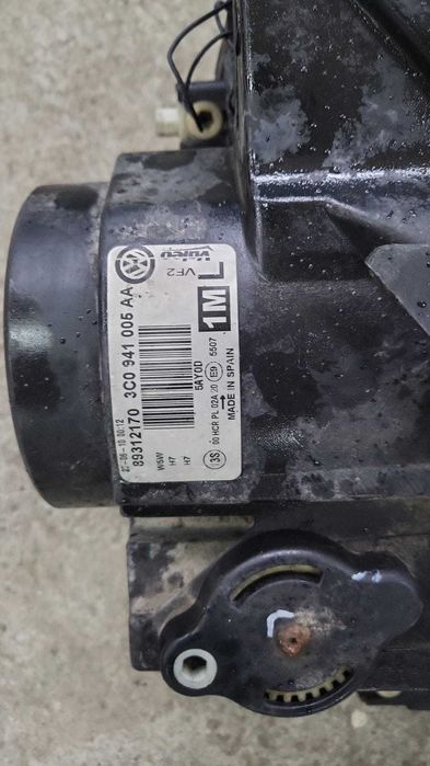 Faruri stanga / dreapta cu lupa VW Passat B6 3C0941006AA / 3c0941005aa