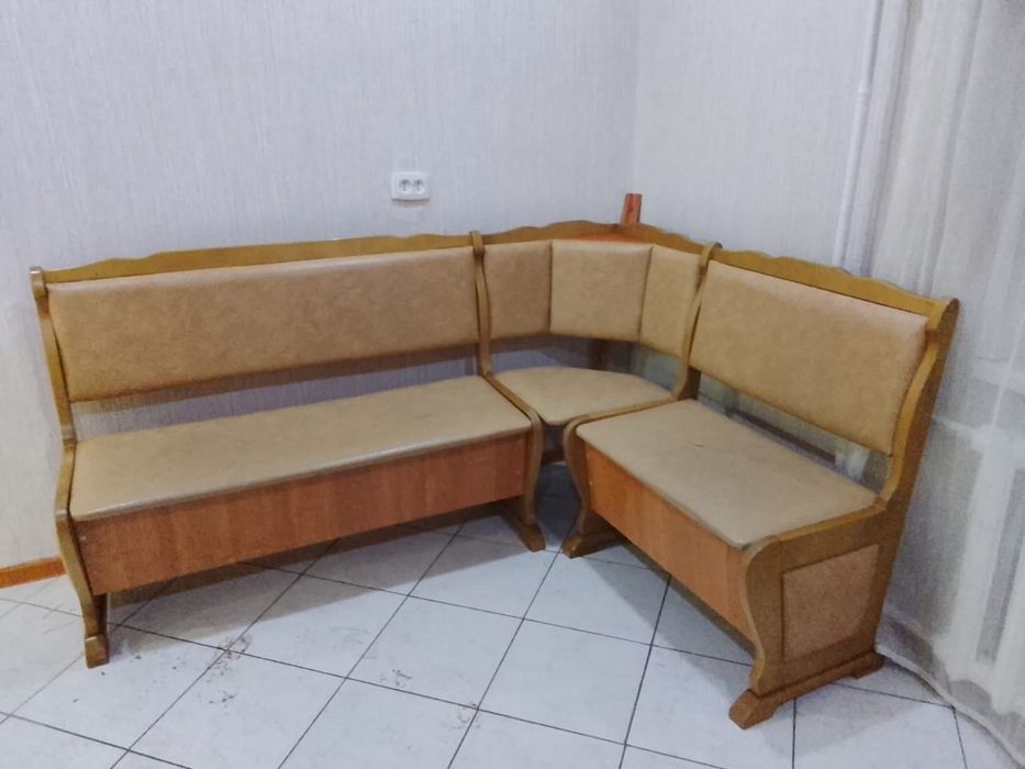 Продам угловой кухонный диван