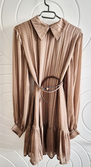 Бежова рокля на точки