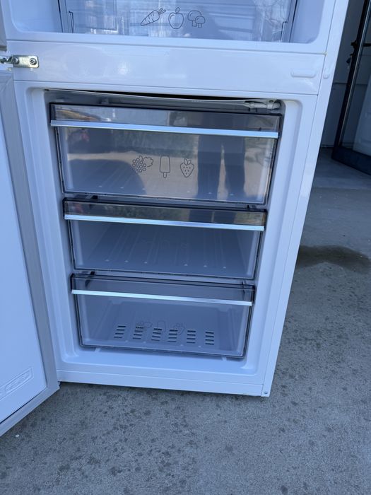 Хладилник с фризер 151см