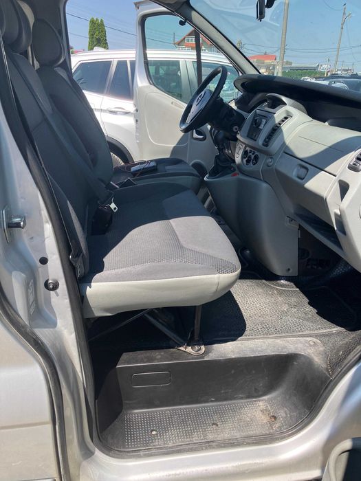 Opel Vivaro 2.0 CDTI 115 CP, 8+1 locuri, AC, foarte întreținut