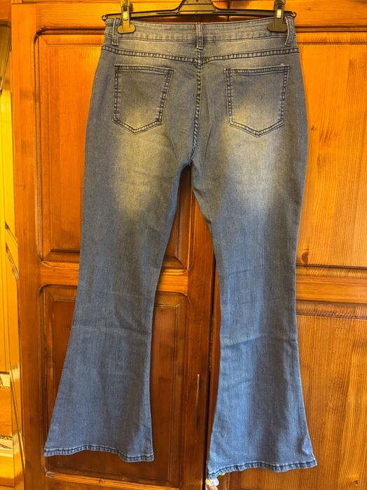 Светли дънки тип чарлстон