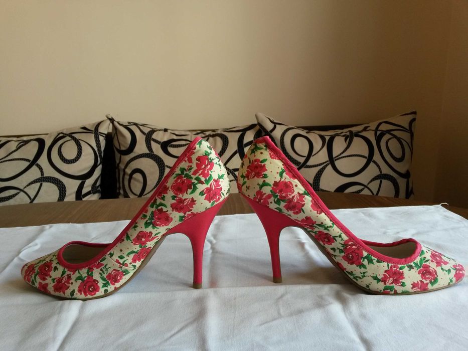 Маратонки Adidas, обувки на ток New Look