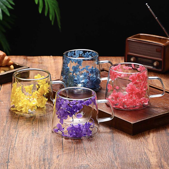 Двустенна чаша с дръжка и цветя в тюркоаз – запазва температурата