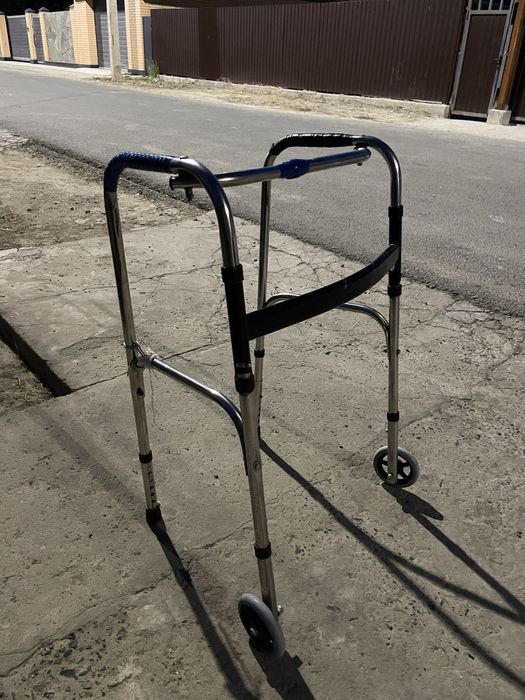 Ходунок для инвалидов