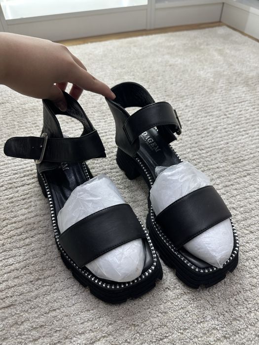 Продам новые босоножки