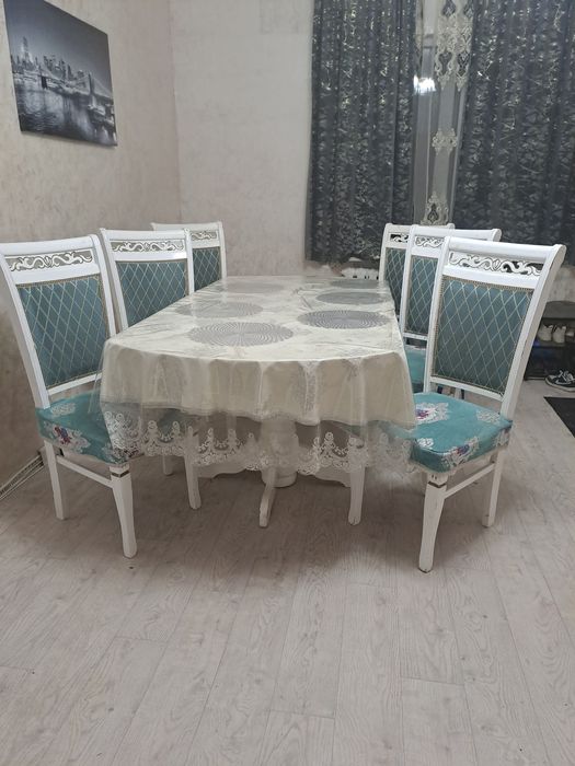 Продам срочно стол 2-2.5 м  и 12 стульев