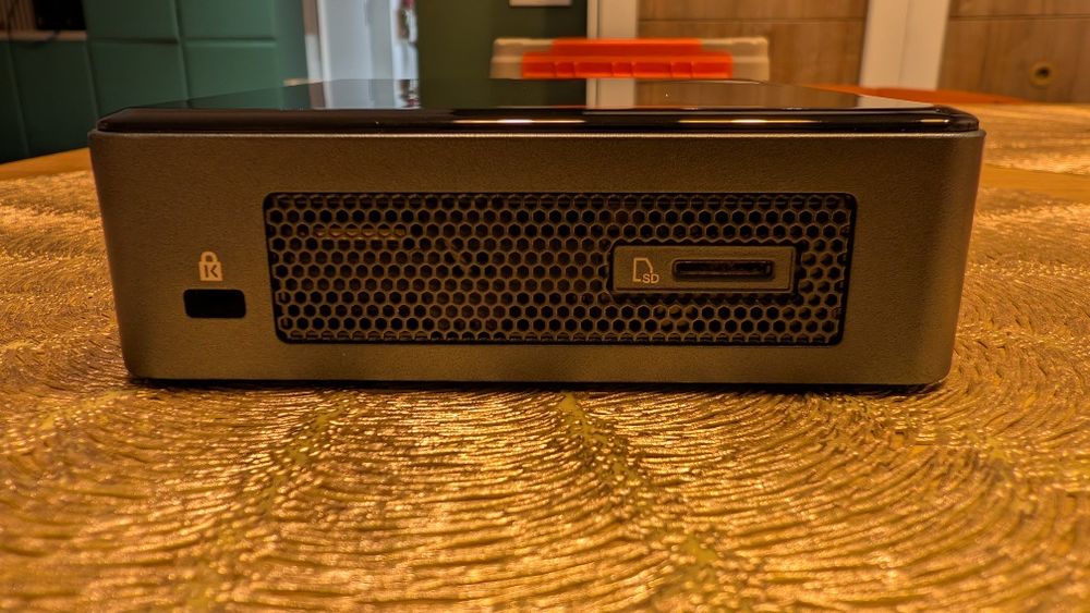 Intel NUC8i5BEH – i5 Gen 8 | 32GB RAM Samsung Dual-Channel | SSD 250GB ADATA Swordfish NVMe impecabil