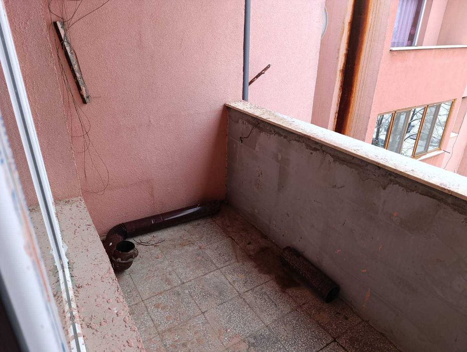 От собственик - светъл, топъл в новосаниран блок с оправен покрив