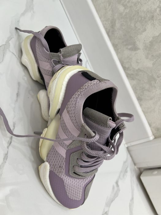 Спортивные кроссовки