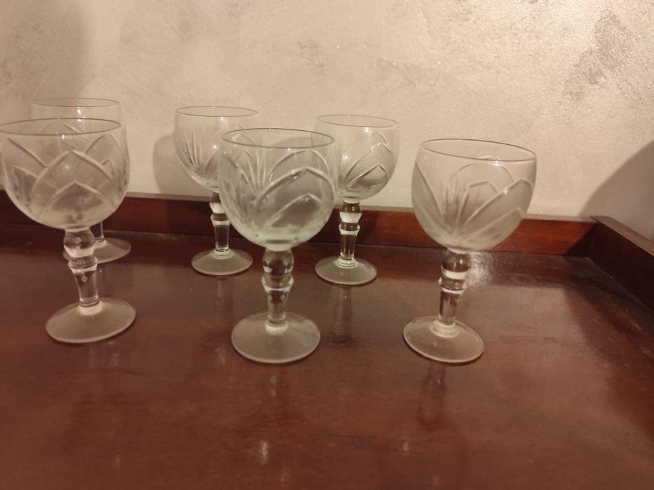 Кристални чаши за коняк и вино.