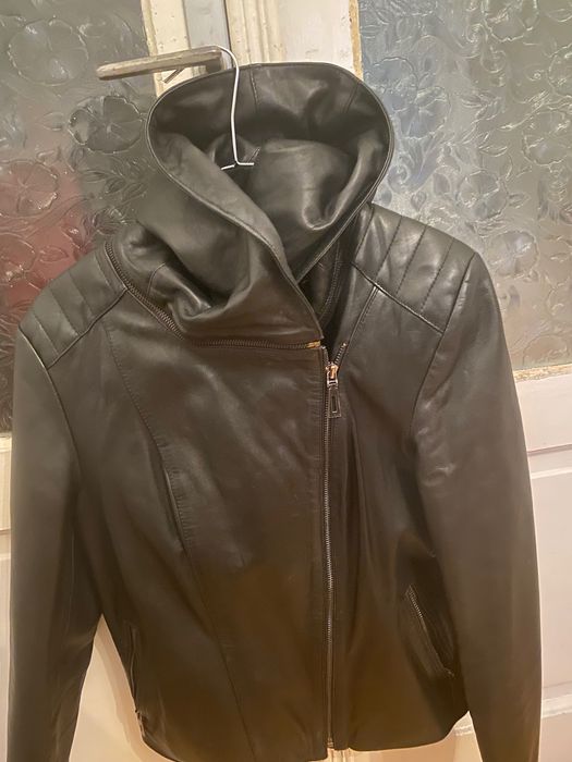 Vând geaca din piele naturală este forte mole aproape nou